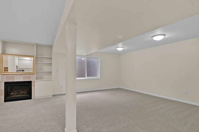 Building Photo - Beautiful home with 5 bedrooms, 3 1/2 bathrooms, 3-car garage available now!