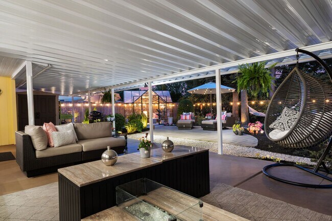 Building Photo - Immaculate and Updated Throughout- Quiet d...