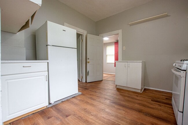Building Photo - 2 Bedroom / 1 Bath House