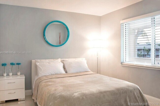 Building Photo - 801 Pine Dr