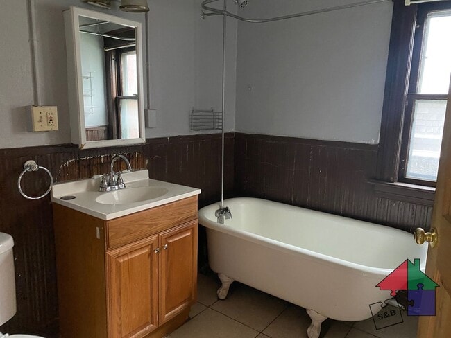 Building Photo - Spacious 8 Bedroom, 3 Bathroom Home for Re...