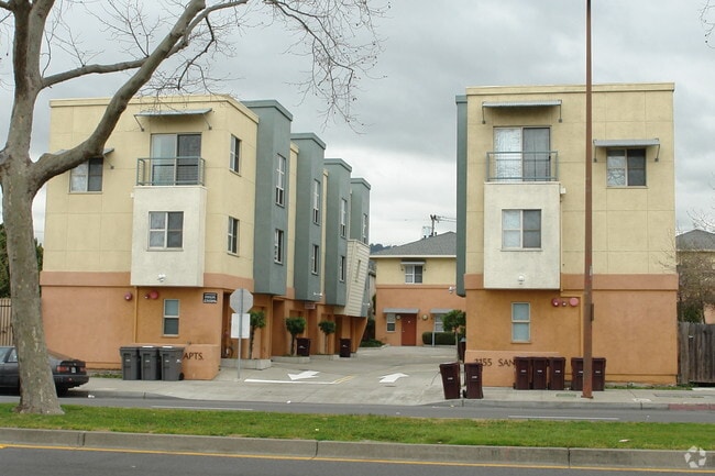 Building Photo - Creekside Apartments