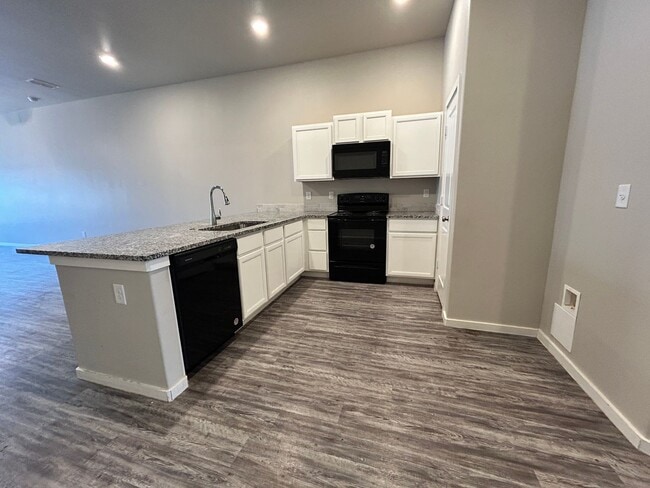 Building Photo - 3 bed 2 bath Duplex  Available !