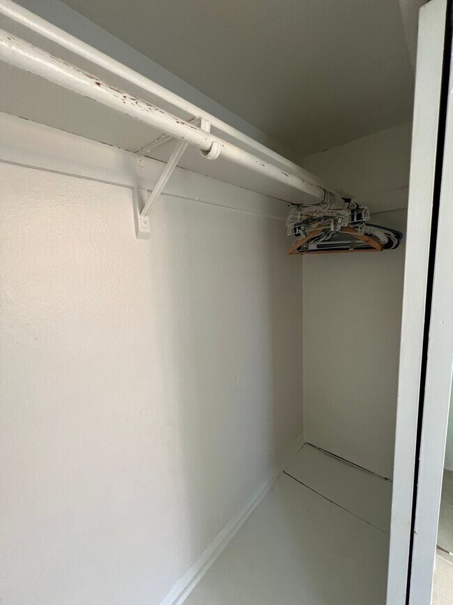 Building Photo - ** Annual ** 2 Bed / 2 Bath ** Single Fami...