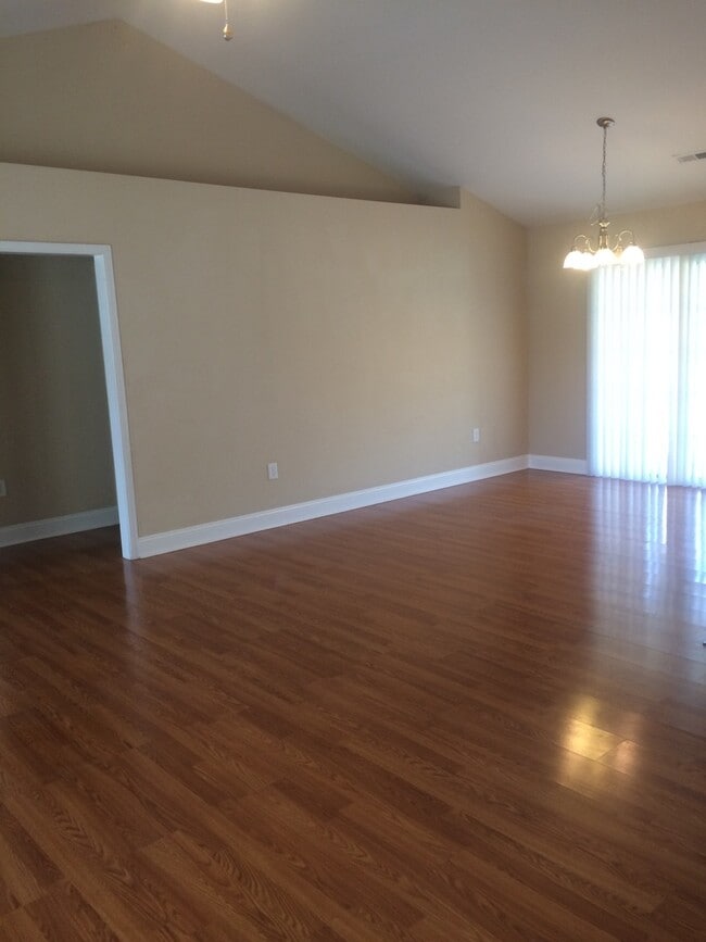 Building Photo - Available in September: 4 Bedroom 2 Bathro...