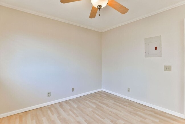 Building Photo - Talmadge : spacious 2 bed, 2 ba top floor condo