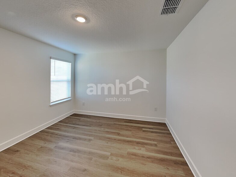 Building Photo - 2908 20th Ave W