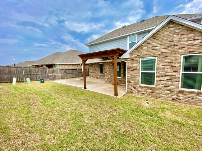 Building Photo - 3 Bed, 2.5 Bath in Gated Community with Private Pond