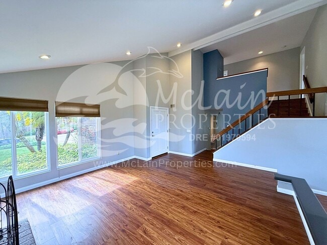 Building Photo - 4 bd with SOLAR  and AC with huge yard!