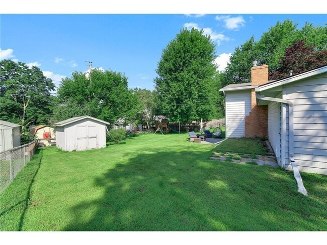 Building Photo - 455 Black Oaks Ln N