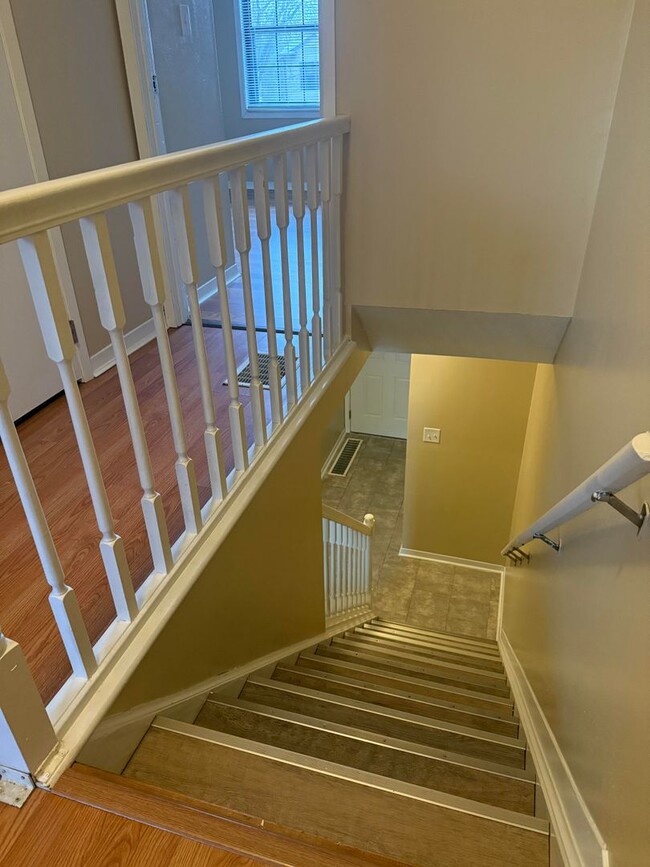 Building Photo - 3 Bedroom/2.5 bath Townhome Located on Bloomington's Southside - Available April 2026!