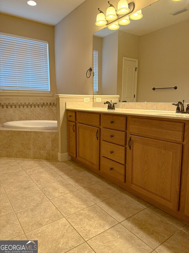 Building Photo - 102 Lexington Ln