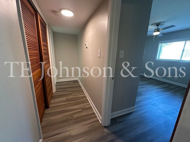 Building Photo - 1 Bedroom Minutes from The School of the Arts!
