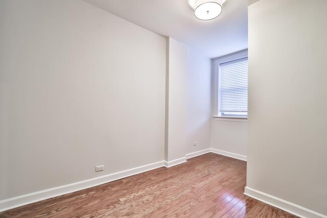 Building Photo - 3 bedroom in Chicago IL 60613