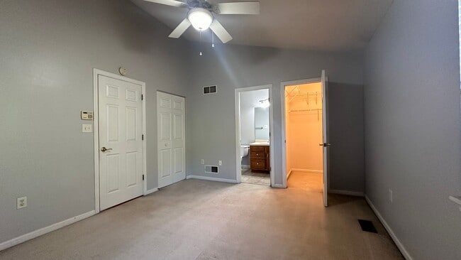 Building Photo - Lovely 3 bed, 2.5 bath townhouse in Seven ...