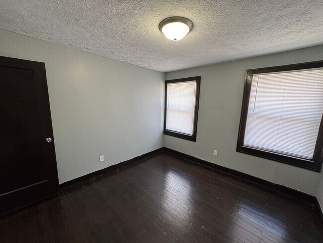 Building Photo - 712 Dequincy St