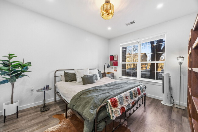 Building Photo - newly remodeled charming 2bd/2ba condo w/pool access