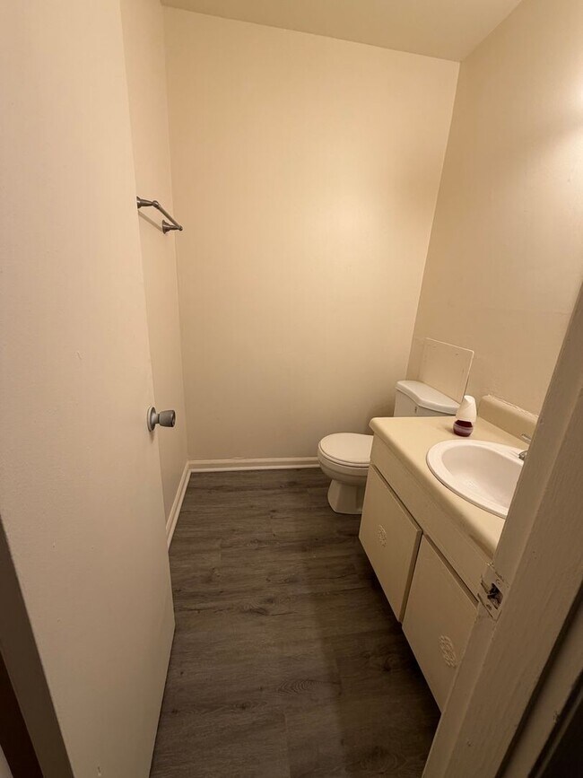 Building Photo - Charming 2 Bedroom, 2 Bath Condo available in South Charlotte!