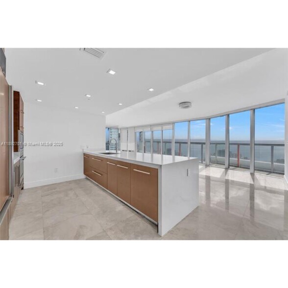 Building Photo - 465 Brickell Ave