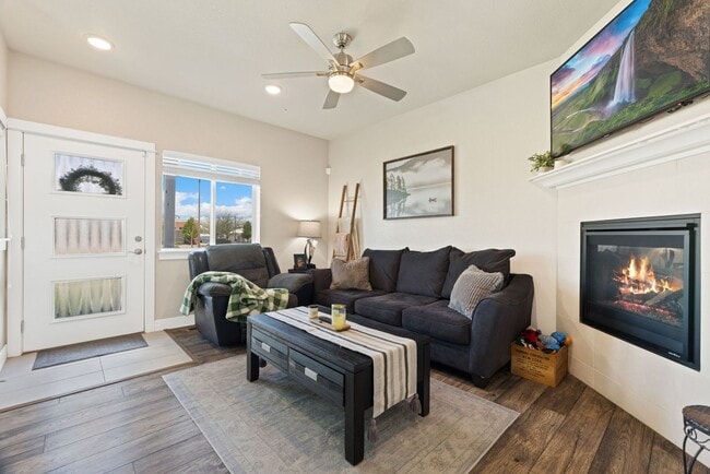 Building Photo - 2 Bed 3.5 Bath Townhome in Fort Collins!