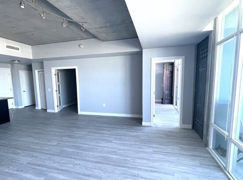 Building Photo - 1080 Park Blvd