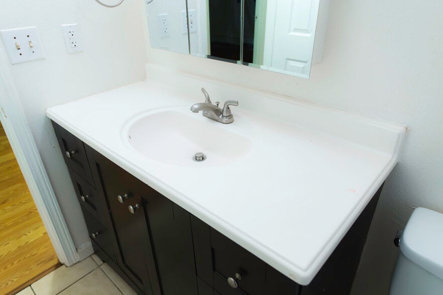 Building Photo - 1805 Dare Ave