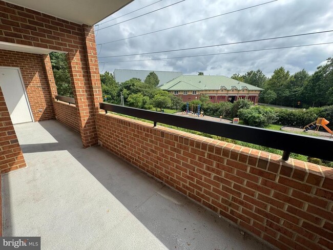 Building Photo - 6924 Fairfax Dr