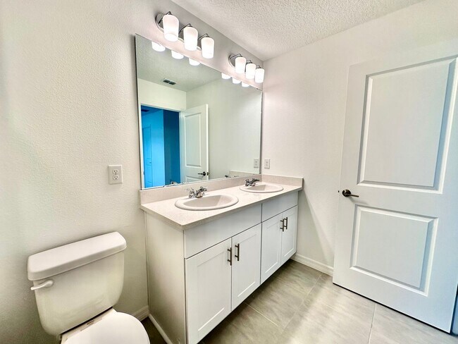 Building Photo - Stylish 3Bedrooms 2.5Bath townhome-living ...