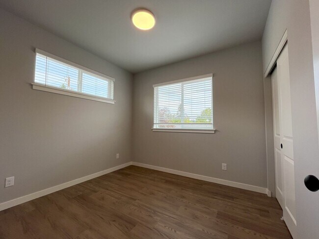 Building Photo - Luxury Living with Granite Counters & Stai...