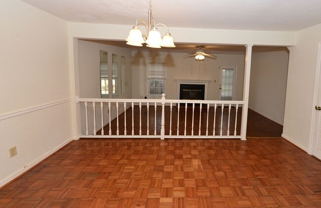 Building Photo - Nice townhouse in Little Neck!