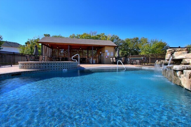 Building Photo - Solms 1 Bed | 1 Bath 670 Sq. Ft.