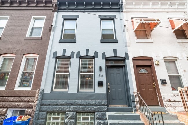 Building Photo - 1316 N Hollywood St