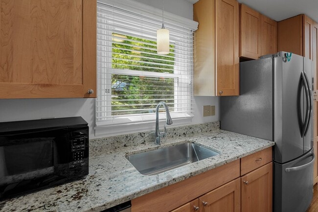 Building Photo - 2-4 Village Park Dr