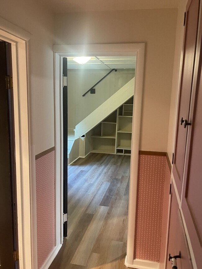 Building Photo - Updated 8 Bedroom Home for Rent!