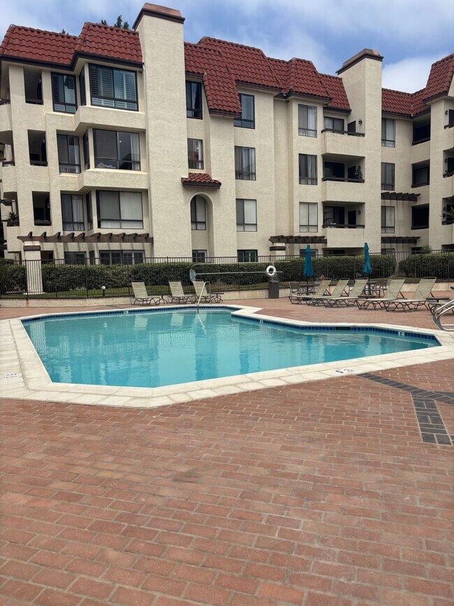 Building Photo - Resort Like Living 2 Master Suites Condo F...