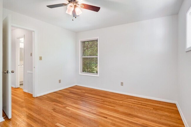 Building Photo - 2563 Beverly Hills Dr