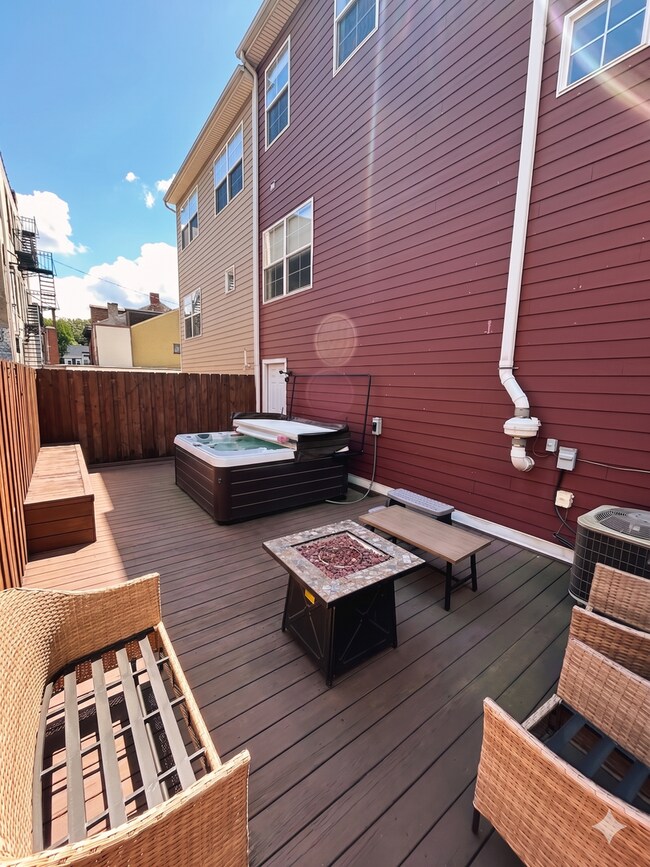 Building Photo - Modern  North Side Townhome with Garage/Central Air
