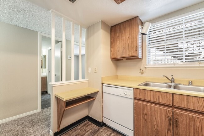 Building Photo - 2 Bedroom, 2 Bathroom Condo unit in a Gate...