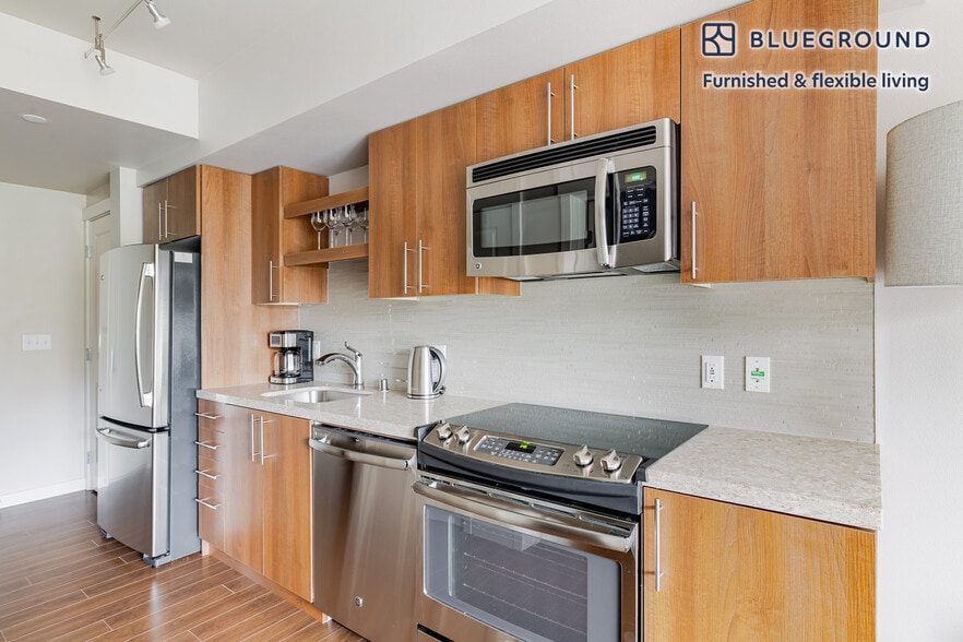 Building Photo - 10333 Main St