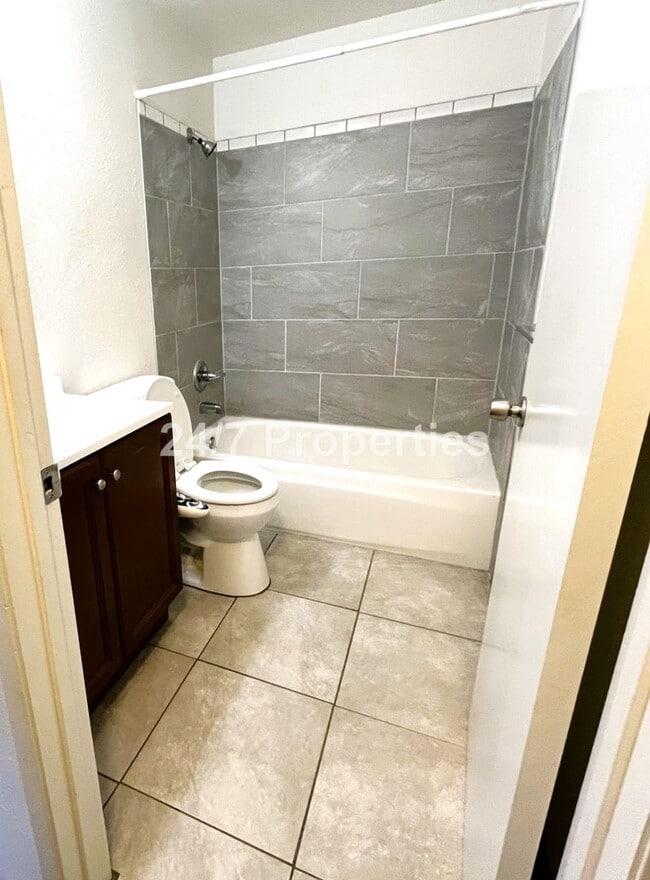 Building Photo - Bright & Updated 2 BD | 1 BA home - SE Portland