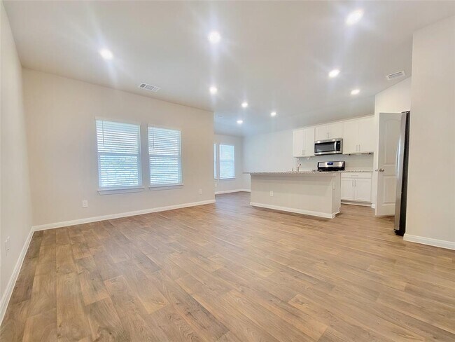 Building Photo - 125 Solitude Dr