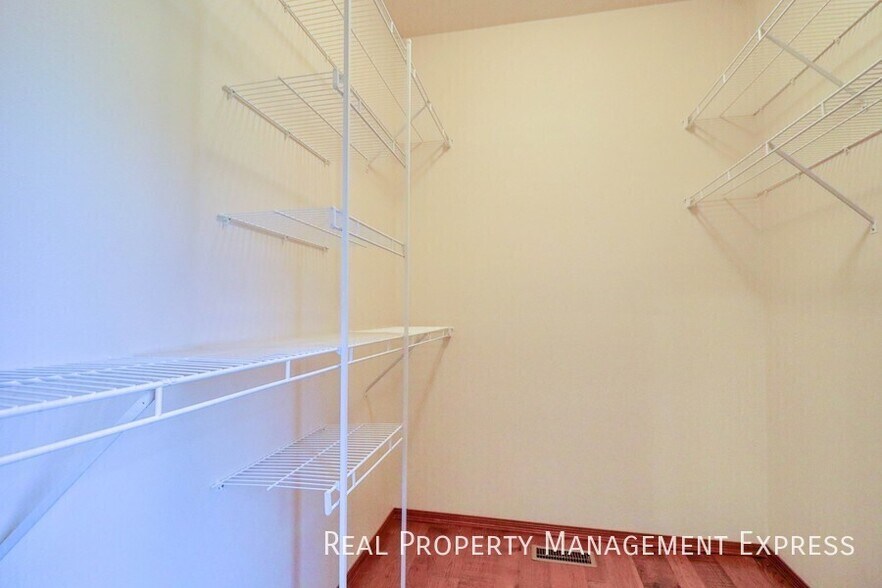 Building Photo - 7905 S Grass Creek Dr