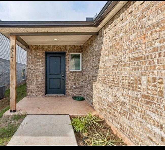 Building Photo - 1221 Colt Dr