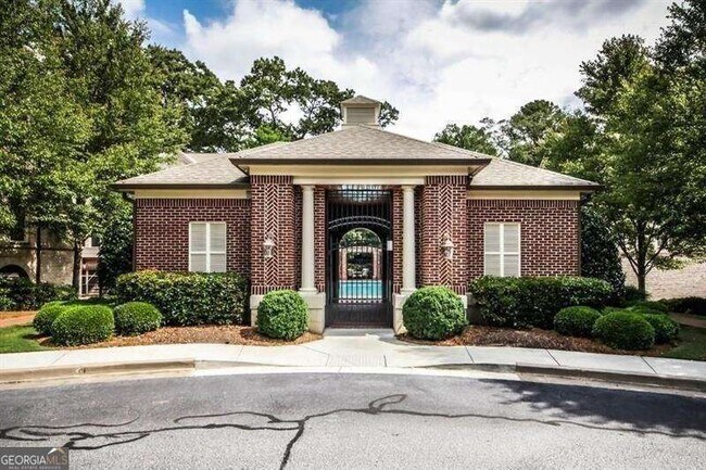 Building Photo - 1004 E Paces Chase