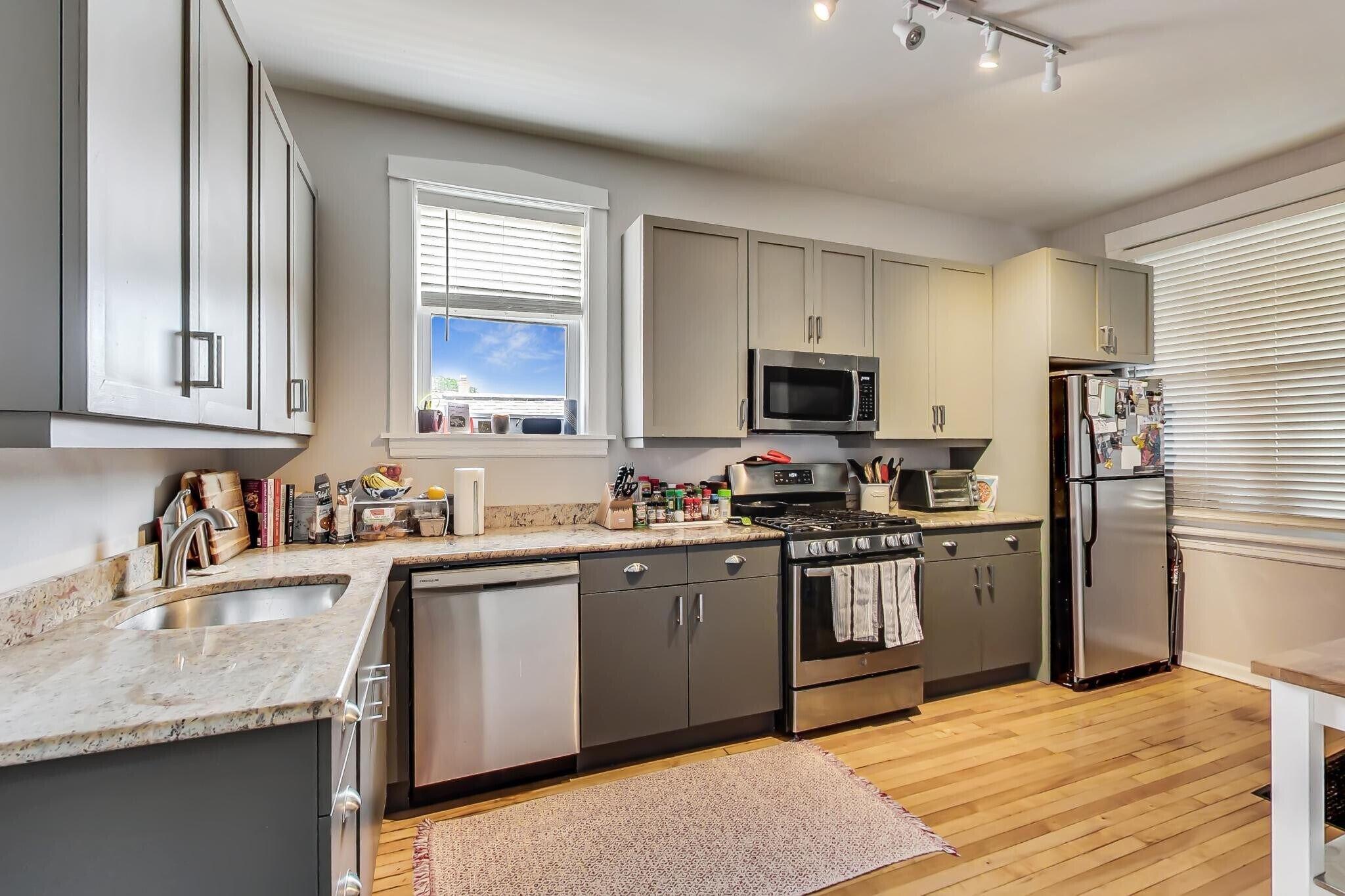 Building Photo - 2145 W Thomas St