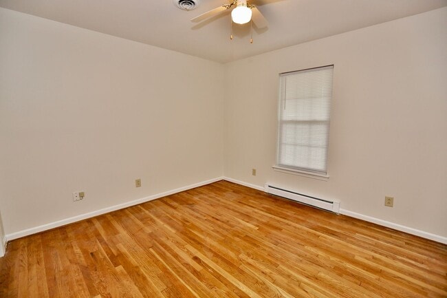 Building Photo - Waterfront Ranch Home - Excellent School Z...