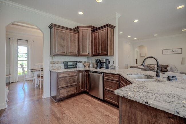 Building Photo - Fully Furnished, Short Term Rental, 1 Mont...