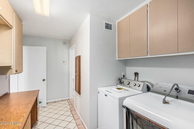 Building Photo - 1835 E Yale Dr