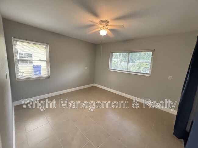 Building Photo - 427 Country Club Dr