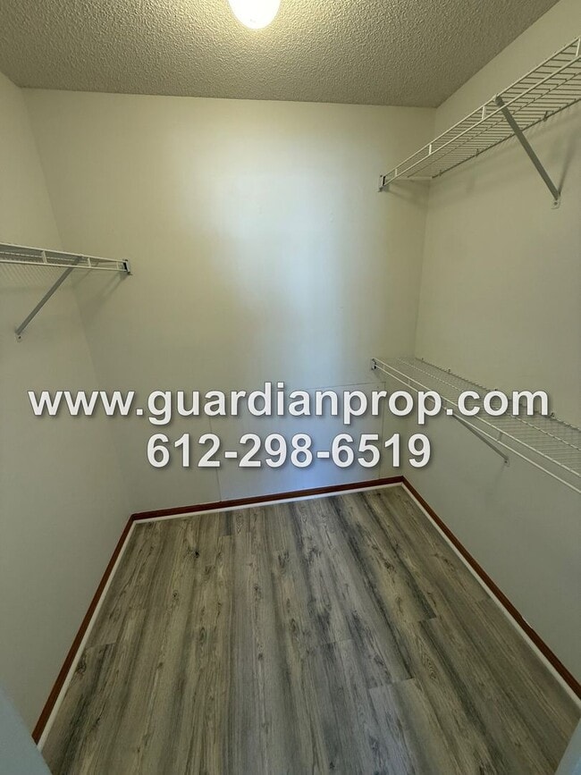 Building Photo - Woodbury Townhouse Available Now, Updated Bath, Open Floor Plan, Loft Area, Fireplace, Attached G...